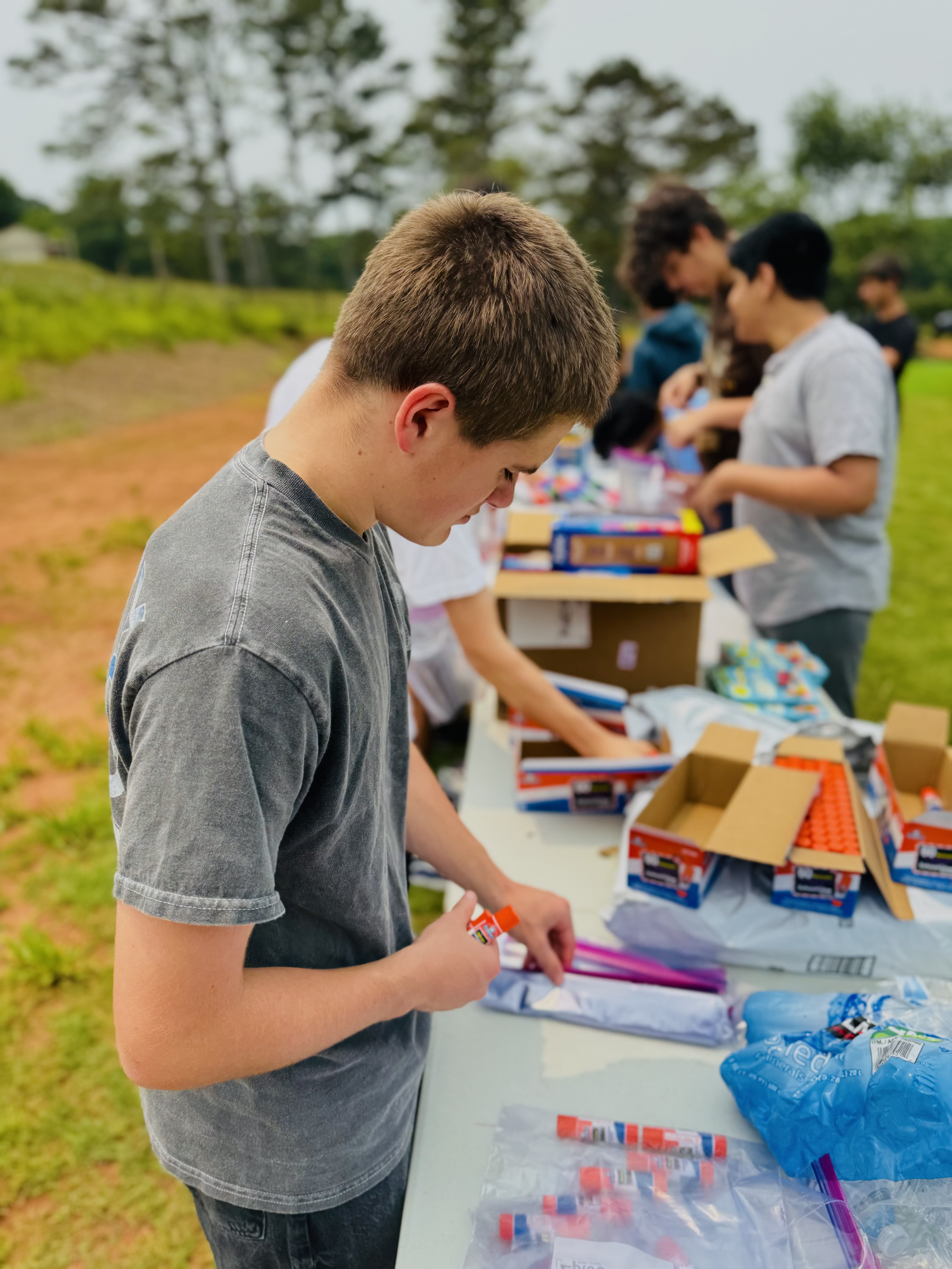 Students volunteering together